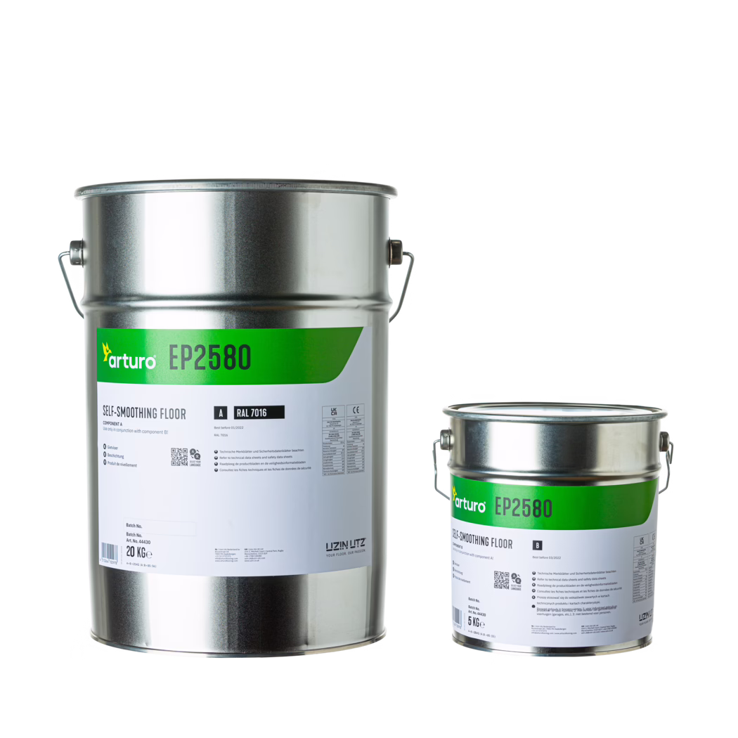 Arturo_Dummy_EP2580_25kg_2024 Studio photograph of two metal pails of flooring product on a white background: a large silver 20 kg bucket and a smaller 5 kg bucket, both with metal handles and tight-fitting lids. Both labels display a green band with the brand name "arturo" and the product code "EP2580" and indicate the contents as a self-smoothing floor compound. The labels include technical text blocks, barcodes and weight markings; the larger pail shows a prominent "20 KG" marking. The pails are clean, reflect light on their metallic surfaces and are positioned side by side, emphasizing packaging sizes for industrial or commercial floor coating applications.