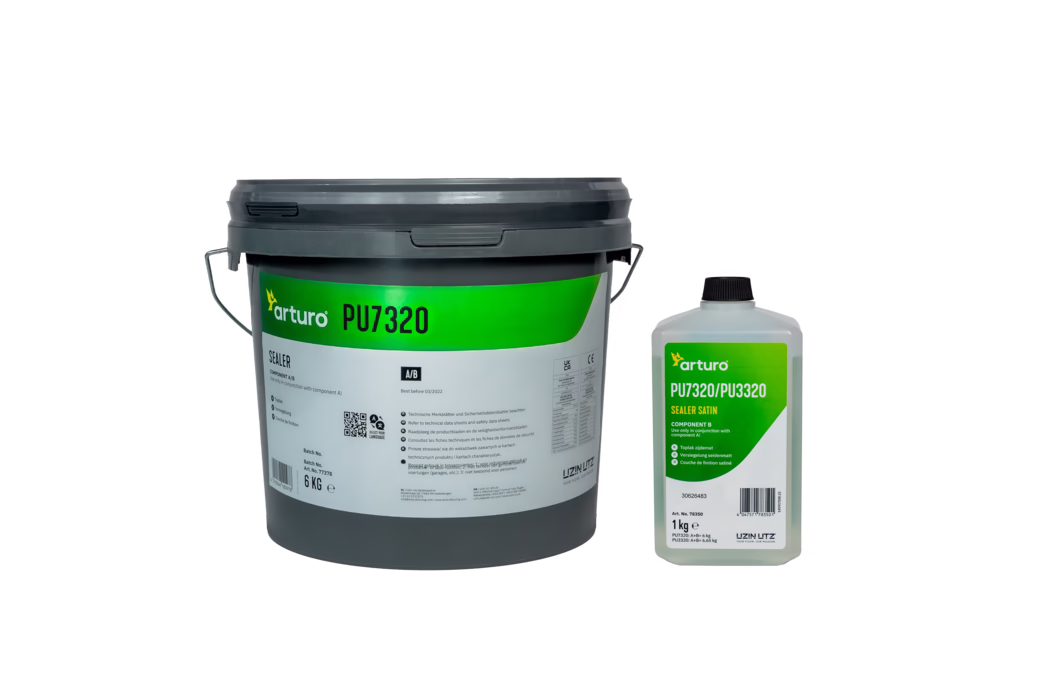 Arturo_Dummy_PU7320_2024-01 Studio photograph of two packaged floor sealer products on a white background: on the left, a large dark grey plastic pail with a carrying handle and a bright green label reading 'arturo PU7320', marked as a sealer component A/B and showing technical and batch information; on the right, a smaller translucent plastic bottle with a black screw cap and a green label reading 'PU7320/PU3320 Sealer Satin', marked as component B and 1 kg. The composition shows the bucket cropped at the lower edge and the bottle standing upright to its right, both photographed frontally with even lighting and minimal shadows.